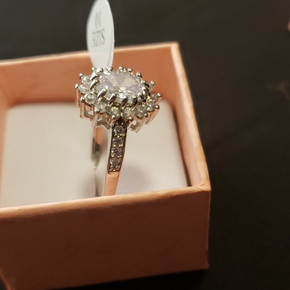 Womans engagement ring - Picture 4 of 5